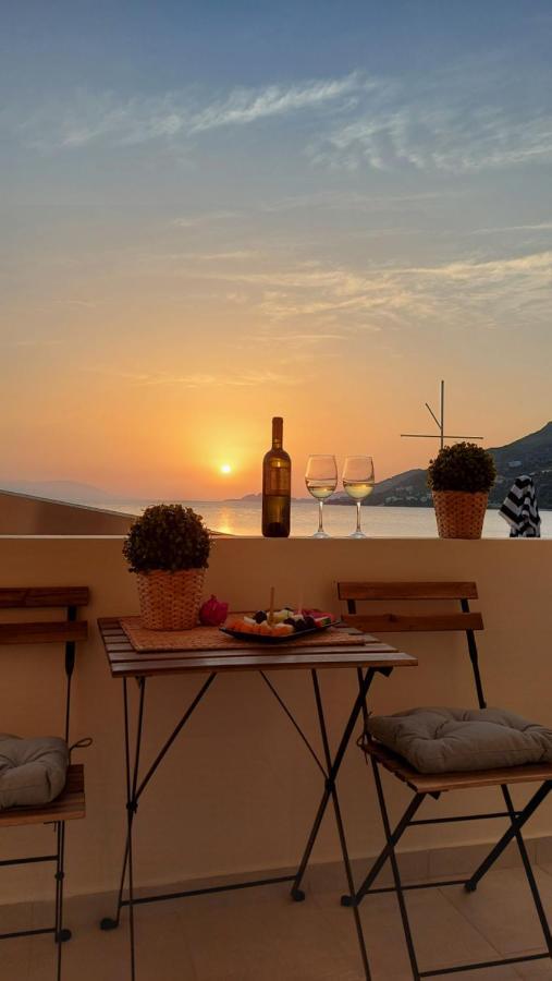Onar Beachfront Residence, Loutraki エクステリア 写真