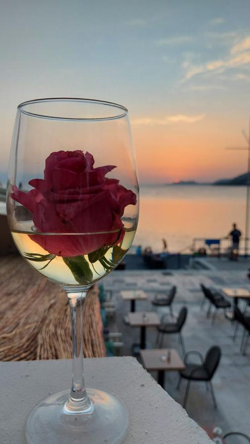 Onar Beachfront Residence, Loutraki エクステリア 写真